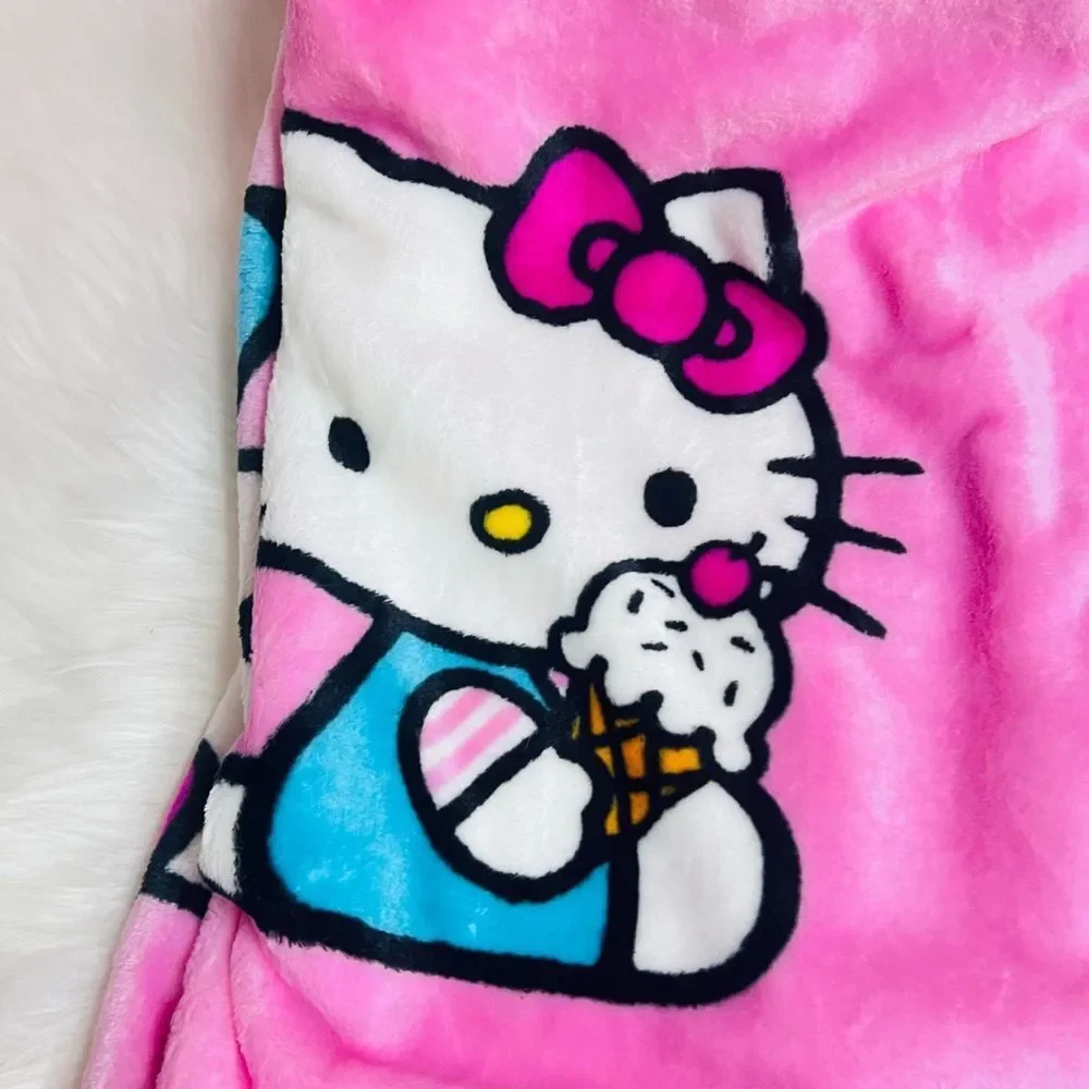 Hello Kitty Throw - Picture 2 of 4